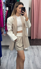 Set nude cu sacou texturat și pantaloni scurți cu betelie lată