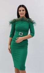 Rochie elegantă verde smarald cu pene și curea strălucitoare