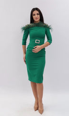 Rochie elegantă verde smarald cu pene și curea strălucitoare