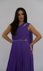 Rochie lungă Noemi de seară mov, plisată, cu umăr gol și detalii elegante