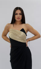 Rochie Vanesa neagră, cu detaliu auriu și despicătură pe picior