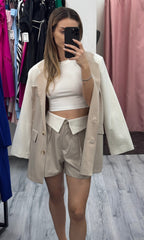 Set nude cu sacou texturat și pantaloni scurți cu betelie lată