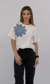 Tricou alb Genis cu aplicație florală 3D albastră