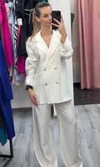 Costum elegant alb perlat cu sacou petrecut și pantaloni wide leg