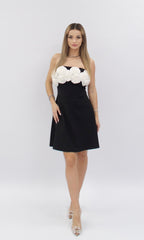 Rochie scurtă Deniz neagră, fără bretele, cu aplicații florale albe