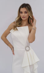 Rochie albă elegantă midi cu volane și accesoriu glam