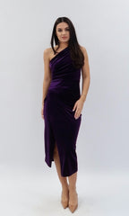 Rochie mov din catifea cu un umăr gol și croială petrecută