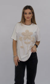 Tricou alb Deniz cu flori brodate în relief și detalii elegante