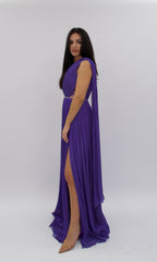 Rochie lungă Noemi de seară mov, plisată, cu umăr gol și detalii elegante
