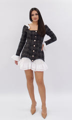 Rochie Alena scurtă, neagră cu detalii albe și volane