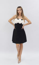 Rochie scurtă Deniz neagră, fără bretele, cu aplicații florale albe