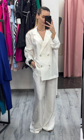 Costum elegant alb perlat cu sacou petrecut și pantaloni wide leg