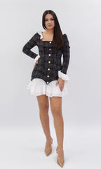 Rochie Alena scurtă, neagră cu detalii albe și volane