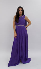 Rochie lungă Noemi de seară mov, plisată, cu umăr gol și detalii elegante