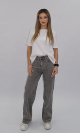 Blugi gri cu talie înaltă și aplicații