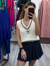 Vestă albă tricotată tip tenis cu decolteu în V