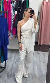 Set alb elegant cu top asimetric și pantaloni largi din material satinat
