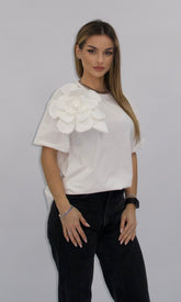 Tricou alb Vanesa cu floare 3D aplicată pe umăr