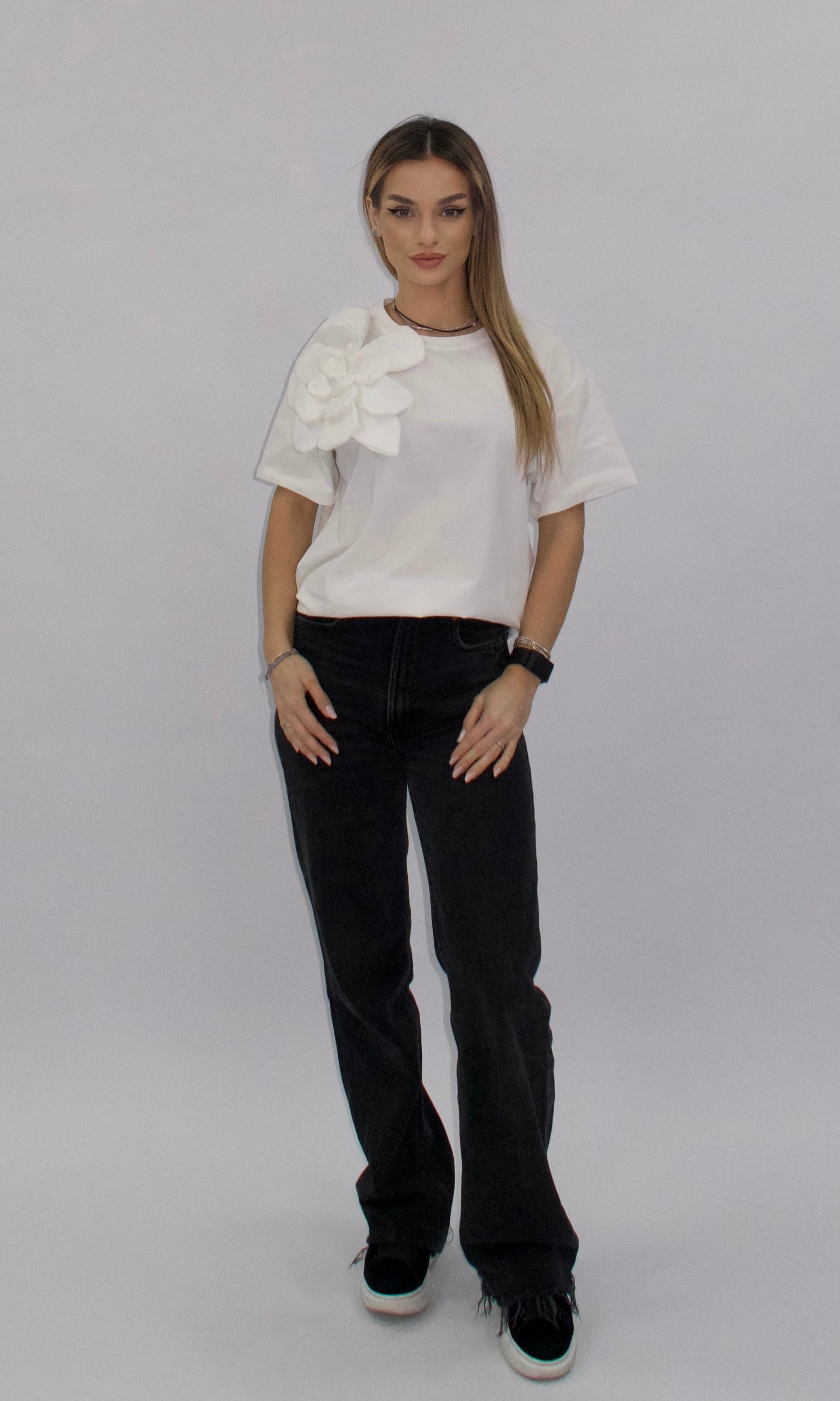 Tricou alb Vanesa cu floare 3D aplicată pe umăr