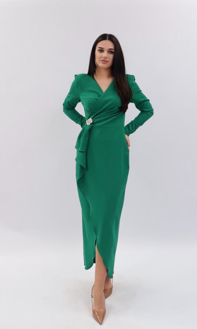 Rochie lungă verde petrecută cu detaliu broșă și umeri structurați
