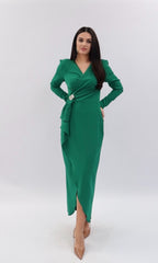 Rochie lungă verde petrecută cu detaliu broșă și umeri structurați